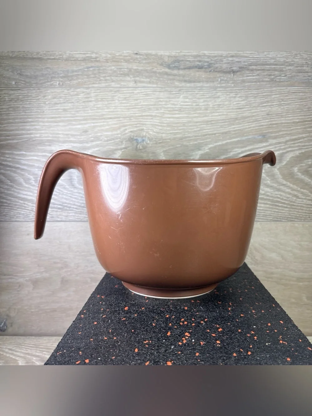 Rubbermaid Brown Mixing Bowl with Handle